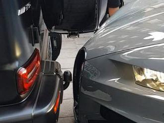 V Londýně je na parkování tak málo místa, že milimetry za sebou stojí i Bugatti s AMG