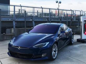 Tesla si Nürburgringu postavila vlastní Supercharger, chce ještě víc než dosud