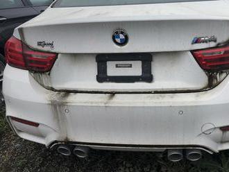 Skoro 3 tisíce úplně nových aut od BMW už 4 roky hnijí na parkovišti aukční firmy