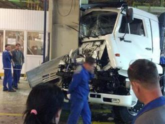 Dělník zvládl nabourat nový náklaďák v továrně hned po opuštění výrobní linky