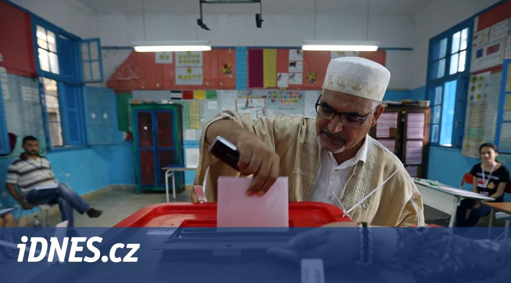 Tunisko vybírá prezidenta, favoritem je kandidát islamistické Strany obnovy