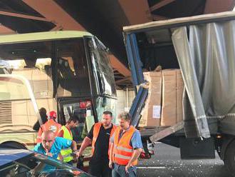 U Milána havaroval autobus s fandy Slavie, nikdo z nich se nezranil