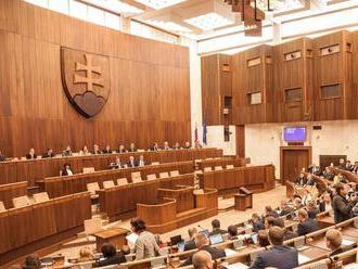 Hrnčiar otvoril 10. deň schôdze parlamentu, poslancov čaká voľba kandidátov na ÚS