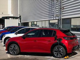 Francúzi štartujú v Trnave výrobu elektrického Peugeotu 208