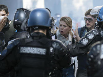 Polícia v Paríži zatkla desiatky demonštrantov z hnutia žltých viest