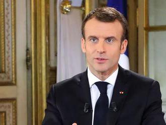 Emmanuel Macron prestáva byť voči migrantom veľkorysý