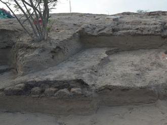 Slovenskí archeológovia objavili v Egypte stavebnú cestu