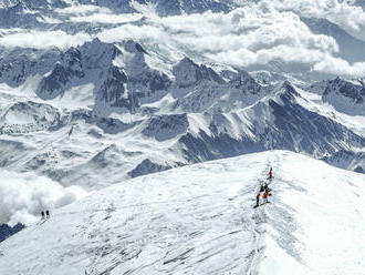 Na talianskej strane Mont Blancu hrozí odtrhnutie veľkej časti ľadovca