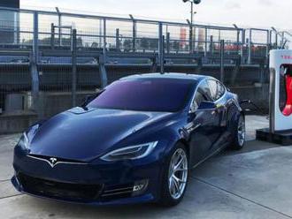 Tesla S chce rozdrviť Porsche Taycan. Na Nürburgringu má už vlastnú nabíjačku
