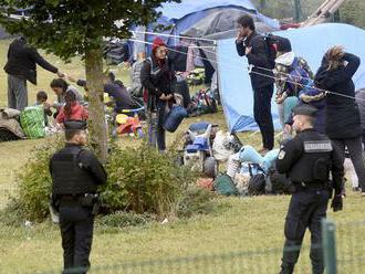 Francúzske bezpečnostné zložky likvidujú tábor migrantov v Grande-Synthe