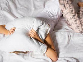 Čo nepatrí do postele a bráni tvorbe nášho spánkového hormónu?