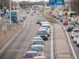 Vodiči v Bratislave hlásia na viacerých úsekoch kolóny aj s hodinovým zdržaním