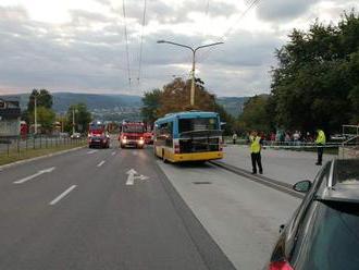 Nehodu autobusu, ktorý zakliesnil ženu, vyšetruje polícia