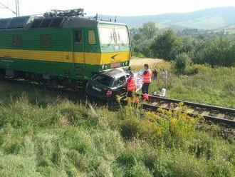 Nákladný vlak narazil do auta, celá posádka zahynula