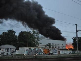Požiar v Trnave lokalizovali, chemikálie zaliali hasiči penou