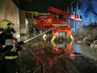 Požiar v Trnave je pod kontrolou, chemikálie zaliali hasiči penou