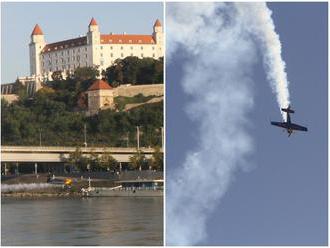 FOTO Bratislavčania mali šokujúce ráno: Akrobatické kúsky neznámeho pilota nad Dunajom