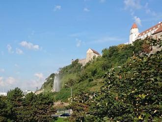 FOTO Incident pod hradom: V Bratislave striekal prúd vody do obrovskej výšky