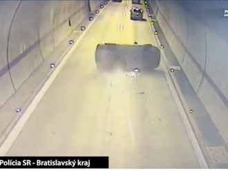 Hrozivé VIDEO nehody v tuneli Sitina: Auto zastalo po 200 metroch, prevrátilo sa na bok