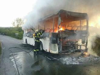 Ranná dráma na východe Slovenska: FOTO Autobus viezol deti do školy, zhorel do tla