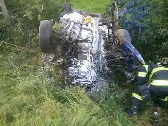 FOTO Hrozivá nehoda v Považskej Bystrici: Hasiči v akcii, auto sa prevrátil na strechu
