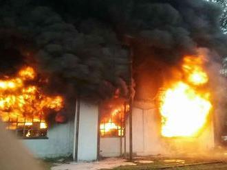 MIMORIADNE V Trnave pohltili plamene sklad chemikálií: VIDEO Zasahujú desiatky hasičov