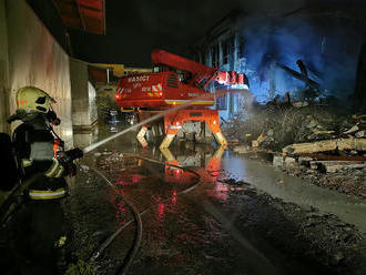 FOTO 12 hodín plného nasadenia: Požiar skladu chemikálii v Trnave sa podarilo lokalizovať
