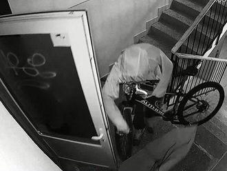 Polícia prosí o pomoc: Poznáte zlodejov na FOTO? V Trenčíne mali ukradnúť horské bicykle