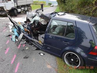 Desivá nehoda v okrese Žarnovica: FOTO Auto sa zrazilo s nákladiakom, vodič je ťažko zranený