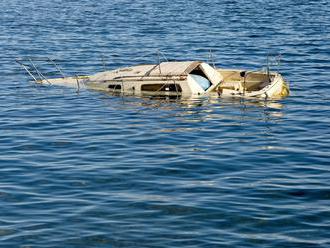 Tragické nešťastie na rozvodnenej rieke: Prevrátenie lode si vyžiadalo najmenej 12 mŕtvych