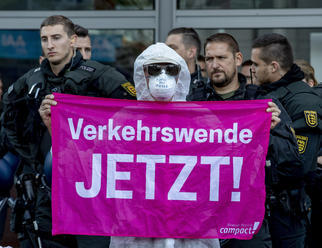 Priebeh automobilového veľtrhu vo Frankfurte skomplikovali demonštranti, blokovali vstup