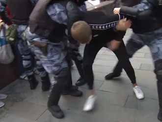 VIDEO Mladíka brutálne mlátili policajti, nebránil sa: Odsúdili ho na tri a pol roka