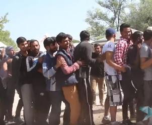 VIDEO Otrasné podmienky v tábore pre migrantov v Bosne: Utečenci hrajú 