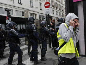 Žlté vesty opäť vyšli do ulíc Paríža: Stovka zatknutých, polícia použila aj slzný plyn
