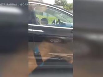 Znepokojujúce VIDEO z diaľnice: Vodič si dal za volantom šlofíka, nezobudilo ho ani trúbenie!