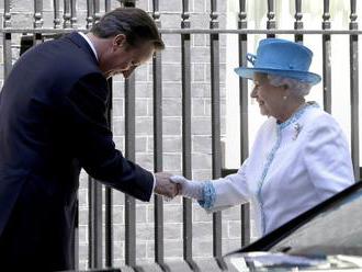 Expremiér Cameron priznal, že pred referendom o škótskej nezávislosti požiadal o pomoc kráľovnú