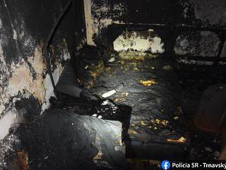 Foto: Skrat spôsobil požiar v trnavskom byte, ošetriť museli aj troch policajtov