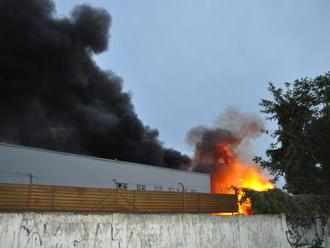 Foto: Sklad v bývalej automobilke v Trnave zachvátil požiar, dym bolo vidieť z celého mesta