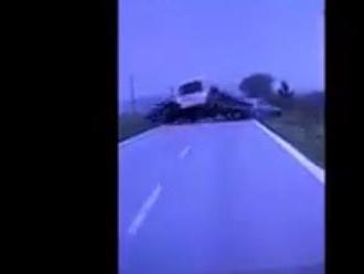 Polícia zverejnila autentické video z nehody, tri autá sa zrazili za Šenkvicami