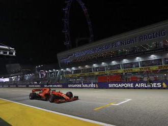 Video: Na Veľkej cene Singapuru triumf Vettela a double Ferrari, Hamilton skončil mimo pódia