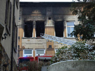 V domově pro postižené ve Vejprtech zemřelo při požáru osm lidí