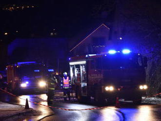 Při požáru domu v Kladně zemřela žena, 14 zraněných