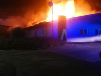 V Holasicích na Brněnsku hořela hala, vyhlášen je třetí stupeň požárního poplachu