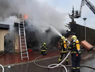 Do obce Jesenice nedaleko Prahy vyjeli hasiči k nahlášenému požáru rodinného domu. Hasiči k…