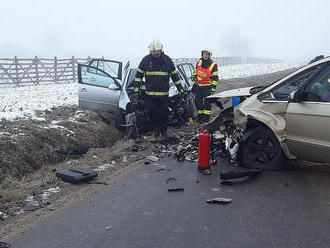 Při nehodě dvou osobních vozidel u obce Budíkovice na Třebíčsku byli zraněni čtyři lidé