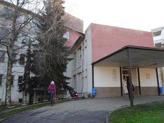 V Michalovciach začali búrať starý chirurgický pavilón, nahradí ho nová poliklinika