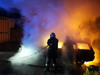 Hasiči zasahují v Městečku na Benešovsku u požáru osobního automobilu, oheň likvidují vysokotlakým…