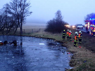 Po nehodě se auto za Bochovem převrátilo do rybníku, uvnitř zůstaly čtyři osoby. Svědci je zachránil