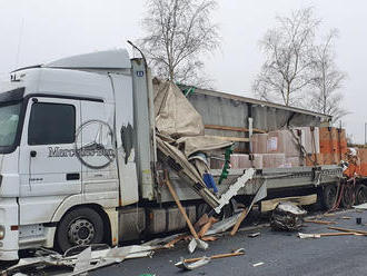 Na dálnici D8 se střetly dva nákladní automobily, zasahovali hasiči ze dvou krajů