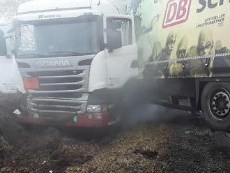 Pelhřimovští profesionální hasiči zasahují u dopravní nehody nákladního vozidla u Starého…
